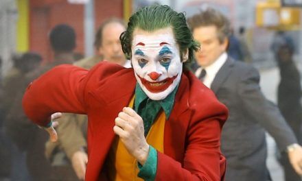 Śmiech na dwa głosy – recenzja filmu „Joker”